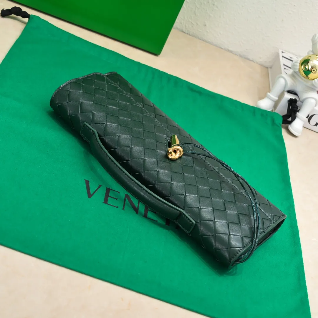 The batch of 1360 BV Andiamo evening handbags has been heavily planted again~ The designer aesthetics in the era of economic downturn are back. I fall in love with it at first sight and can't put it down. It's so beautiful and full of aura. The shape and texture are very competitive. It's light in weight and has sufficient capacity. It's a must-have for fashionistas. It's suitable for many occasions, minimalist, high-end and light luxury. Model No.: 741511 Size: 31*13*3cm